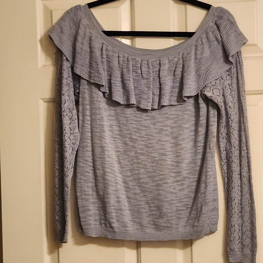 LC Off shoulder ruffle sweater M